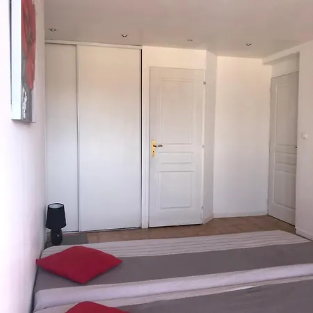 Comfortable Nest Just A Stone's Throw From The Sea 勒宝利古恩