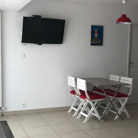 Comfortable Nest Just A Stone's Throw From The Sea شقة لو بولين