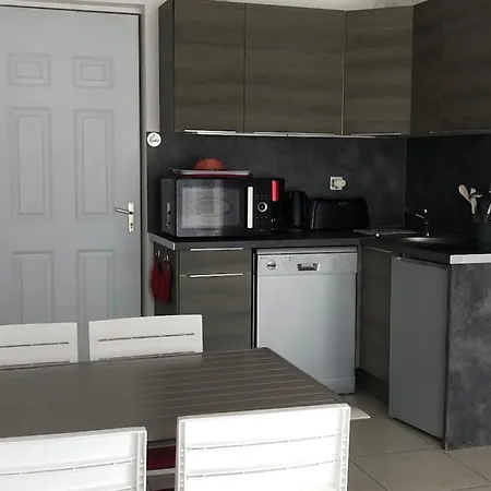 Comfortable Nest Just A Stone's Throw From The Sea