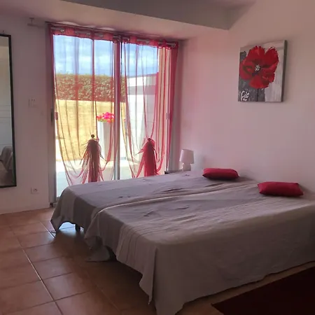 Comfortable Nest Just A Stone's Throw From The Sea *