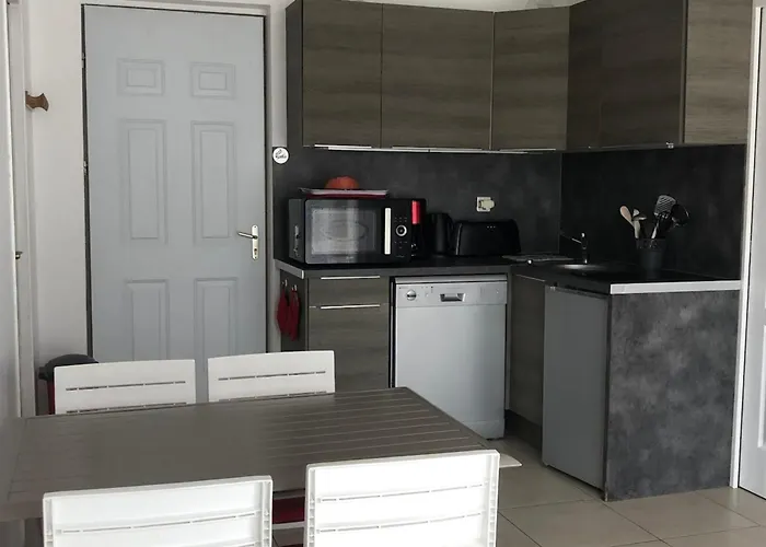 Comfortable Nest Just A Stone's Throw From The Sea